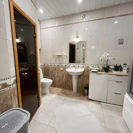 Lejlighed Elegant 5 Bedr With Sauna In The Centre, Near Viru And Old Town, With Private Parking Tallinn
