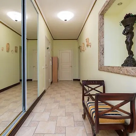 Апартаменти Elegant 5 Bedr With Sauna In The Centre, Near Viru And Old Town, With Private Parking Таллінн