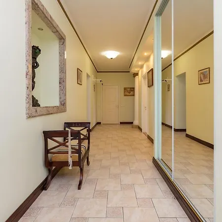 Elegant 5 Bedr With Sauna In The Centre, Near Viru And Old Town, With Private Parking Korter Tallinn
